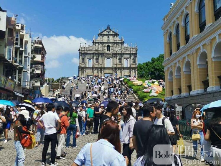 Macau-visitors-750x563-1.jpeg