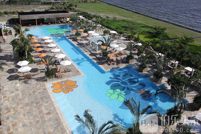 solaire-poolside.jpg