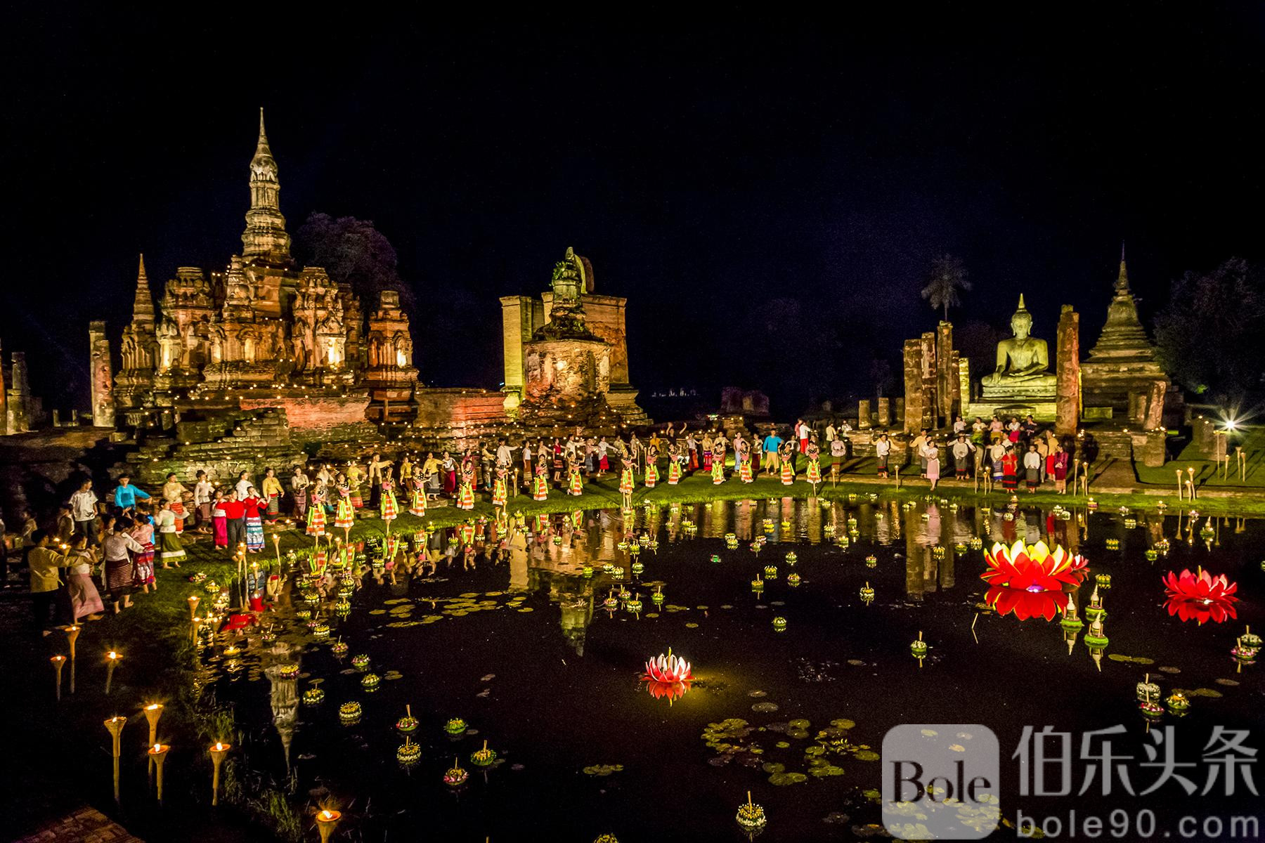 06_LoiKrathong__WhatHappensduringtheFestival_6.-Sukhothai-Wat-Mahathat-Loi-Krath.jpg