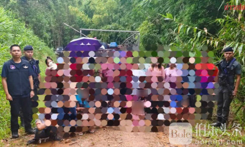 偷渡现场曝光！泰国网红村长翻车，偷渡36人越境还敢呛警察