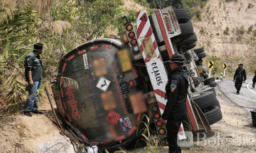 泰北4万升柴油油罐车山路翻覆，险些酿成爆炸事故！