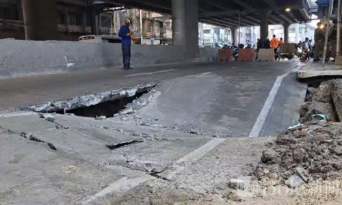 曼谷再现道路塌陷！医院前突陷1米深坑，车辆紧急绕行